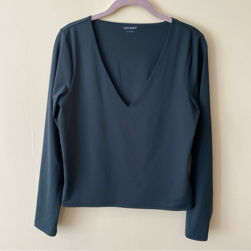Set of 2 Old Navy Women's Long Sleeve V-Neck Tops, L, 1 Black and 1 Hunter Green